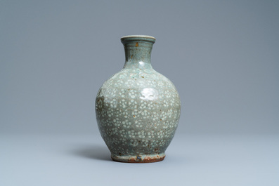 Un vase en porcelaine de Cor&eacute;e c&eacute;ladon et engobe, probablement Joseon, 18&egrave;me