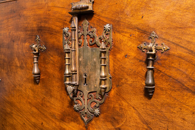 Een Spaanse eikenhouten 'bargue&ntilde;o' of kabinetkast met bronsbeslag, 16e eeuw