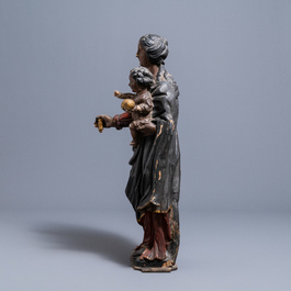 Une grande statue d'une Vierge &agrave; l&rsquo;enfant en ch&ecirc;ne sculpt&eacute; et polychrom&eacute;, 1&egrave;re moiti&eacute; du 16&egrave;me