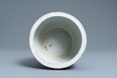 Une jardini&egrave;re en porcelaine de Chine en bleu et blanc, Kangxi