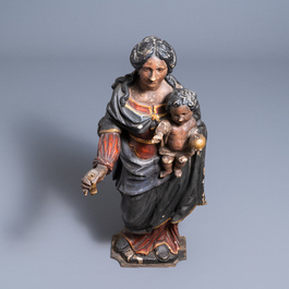 Een grote gepolychromeerde eikenhouten figuur van een Madonna met kind, 17e eeuw