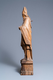 Une grande statue d'un Saint Ev&ecirc;que en ch&ecirc;ne sculpt&eacute; sur base reliquaire monoxyle, Flandres, 18&egrave;me