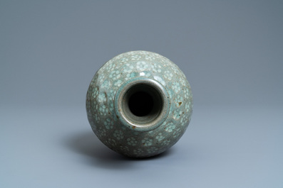 A Korean slip-inlaid celadon vase, probably Joseon, 18th C.