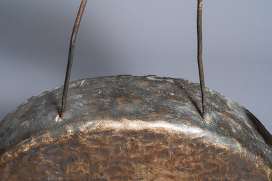 Un gong en bronze dans son support en bois sculpt&eacute;, Chine, 19&egrave;me