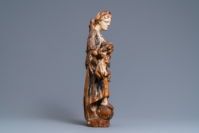 Une statue d'une Vierge &agrave; l&rsquo;enfant en bois sculpt&eacute; et polychrom&eacute;, 17/18&egrave;me