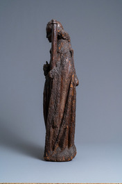 Een eikenhouten figuur van een engel met de passiewerktuigen, Brabant, vroeg 15e eeuw