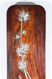 Une paire de grandes plaques en bois incrust&eacute; de nacre, Vietnam, 19&egrave;me