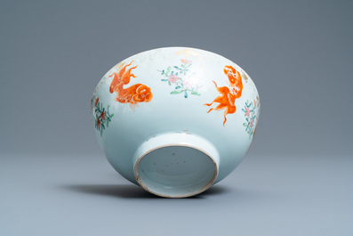 Un bol en porcelaine de Chine famille rose &agrave; d&eacute;cor de poissons, Yongzheng