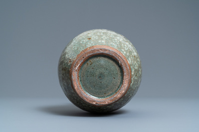 Un vase en porcelaine de Cor&eacute;e c&eacute;ladon et engobe, probablement Joseon, 18&egrave;me