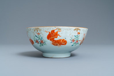 Un bol en porcelaine de Chine famille rose &agrave; d&eacute;cor de poissons, Yongzheng