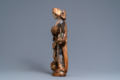 Een gepolychromeerde houten figuur van een Madonna met kind, 17/18e eeuw