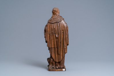 Une statue d'une sainte &eacute;crasant un griffon en ch&ecirc;ne sculpt&eacute;, 2&egrave;me moiti&eacute; du 16&egrave;me