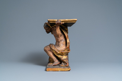 Une console en bois sculpt&eacute;, polychrom&eacute; et dor&eacute; repr&eacute;sentant un atlante agenouill&eacute;, Italie, 17&egrave;me