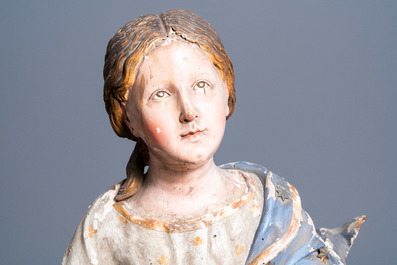 Une grande statue de la Vierge de l&rsquo;Assomption en bois sculpt&eacute;, polychrom&eacute; et dor&eacute; aux yeux en verre, Italie, 17&egrave;me