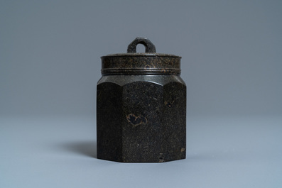 Un pot &agrave; tabac couvert en serpentine, Dresden, Allemagne, 17&egrave;me