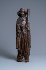 Een eikenhouten figuur van een engel met de passiewerktuigen, Brabant, vroeg 15e eeuw