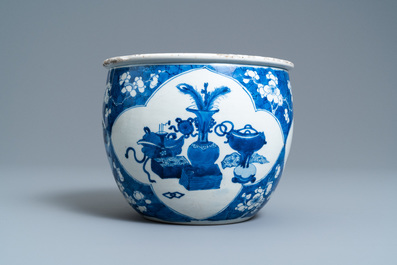 Une jardini&egrave;re en porcelaine de Chine en bleu et blanc, Kangxi