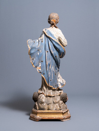 Une grande statue de la Vierge de l&rsquo;Assomption en bois sculpt&eacute;, polychrom&eacute; et dor&eacute; aux yeux en verre, Italie, 17&egrave;me