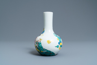 Un vase de forme bouteille en porcelaine de Chine famille rose, Yongzheng