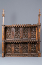 Een eikenhouten etag&egrave;re met pinakels en gestileerde bloemen en gestoken panelen, 15e eeuw en later