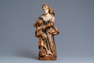 Een gepolychromeerde houten figuur van een Madonna met kind, 17/18e eeuw