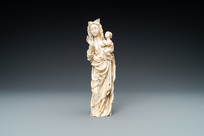 Une statue d'une Vierge &agrave; l&rsquo;Enfant en ivoire, probablement France, 19&egrave;me