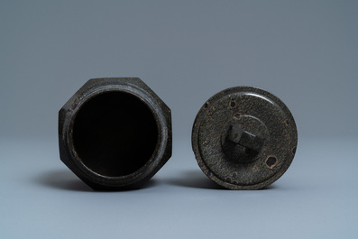 Un pot &agrave; tabac couvert en serpentine, Dresden, Allemagne, 17&egrave;me