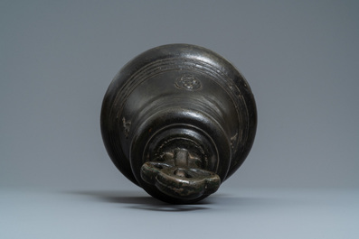 Une cloche en bronze &agrave; d&eacute;cor appliqu&eacute; de saints, Nord de la France, 16&egrave;me