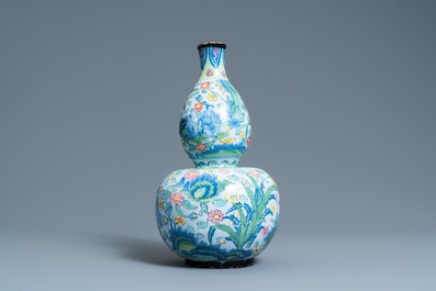 A clobbered Dutch Delft blue and white chinoiserie vase with a pseudo-Chinese mark, ca. 1700