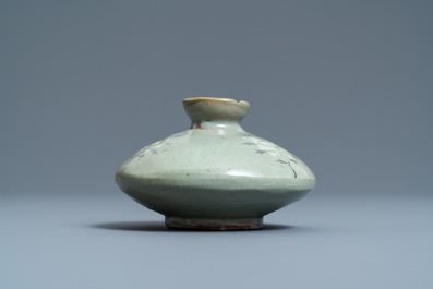 A Korean slip-inlaid celadon water dropper or oil bottle, probably Goryeo, 14/15th C.