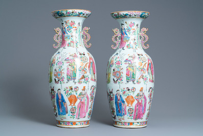 Une paire de vases 'Wu Shuang Pu' en porcelaine de Chine famille rose de Canton, 19&egrave;me