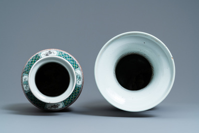 Un vase en porcelaine de Chine &agrave; fond c&eacute;ladon et un de forme rouleau en famille verte, 19&egrave;me