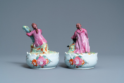 Een paar polychrome Delftse petit feu botervloten met marktkramers, 18e eeuw