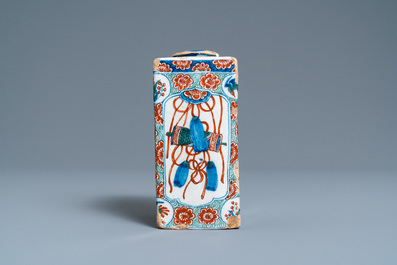 Une bo&icirc;te &agrave; th&eacute; en fa&iuml;ence de Delft en palette cachemire, 1&egrave;re moiti&eacute; du 18&egrave;me