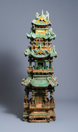 Een uitzonderlijke grote Chinese sancai-geglazuurde pagode met inscripties, gedateerd 1550, Ming