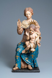 Een grote gepolychromeerde houten figuur van een Madonna met kind, 17e eeuw