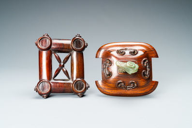 Een Chinese deels vergulde bronzen wierookbrander met deksel in hout en jade, Xuande merk, Kangxi