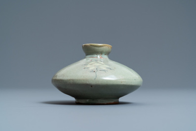 Een Koreaanse ingelegde celadon waterdruppelaar of olieflacon, wellicht Goryeo, 14/15e eeuw