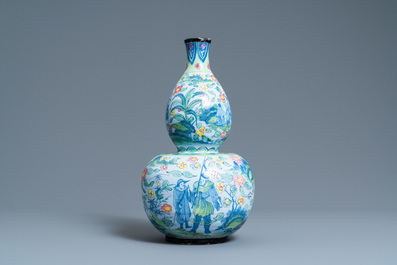 A clobbered Dutch Delft blue and white chinoiserie vase with a pseudo-Chinese mark, ca. 1700