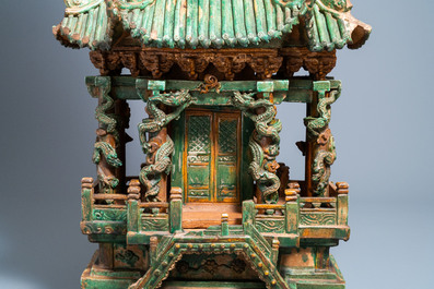 Een uitzonderlijke grote Chinese sancai-geglazuurde pagode met inscripties, gedateerd 1550, Ming