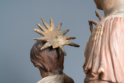 Une grande statue d'une Vierge &agrave; l&rsquo;enfant en bois sculpt&eacute; et polychrom&eacute;, 17&egrave;me