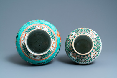 Deux vases couverts en porcelaine de Chine famille verte, 19&egrave;me