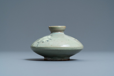 Een Koreaanse ingelegde celadon waterdruppelaar of olieflacon, wellicht Goryeo, 14/15e eeuw