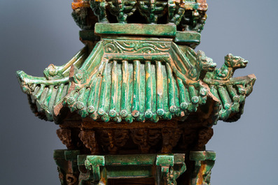 Een uitzonderlijke grote Chinese sancai-geglazuurde pagode met inscripties, gedateerd 1550, Ming