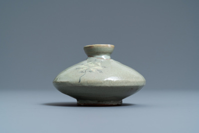 Een Koreaanse ingelegde celadon waterdruppelaar of olieflacon, wellicht Goryeo, 14/15e eeuw