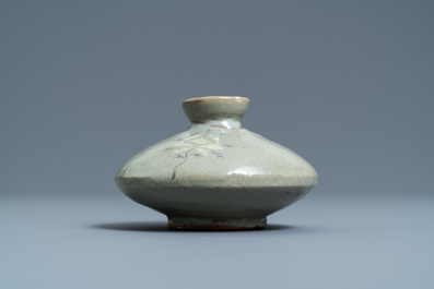 A Korean slip-inlaid celadon water dropper or oil bottle, probably Goryeo, 14/15th C.