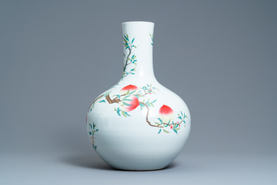 Un vase de forme 'tianqiu ping' en porcelaine de Chine famille rose &agrave; d&eacute;cor de neuf p&ecirc;ches, marque de Qianlong, 20&egrave;me