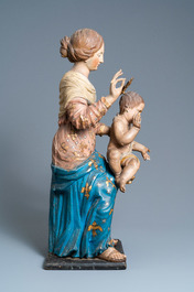Een grote gepolychromeerde houten figuur van een Madonna met kind, 17e eeuw