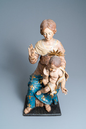 Een grote gepolychromeerde houten figuur van een Madonna met kind, 17e eeuw