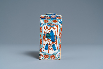 Une bo&icirc;te &agrave; th&eacute; en fa&iuml;ence de Delft en palette cachemire, 1&egrave;re moiti&eacute; du 18&egrave;me